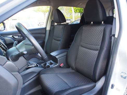 Used 2019 Nissan Rogue SV w/ Premium Package image 16