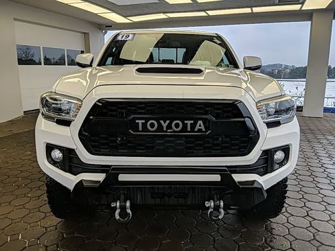 Used 2019 Toyota Tacoma TRD Sport image 2