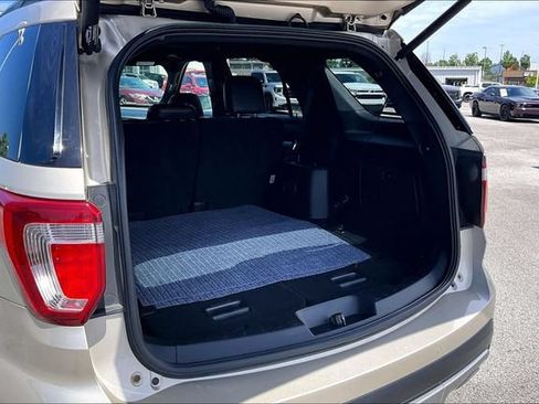 Used 2017 Ford Explorer XLT w/ Equipment Group 202A FWD image 33