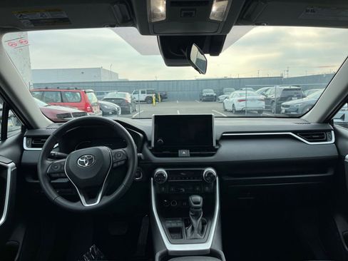 Used 2025 Toyota RAV4 XLE image 33