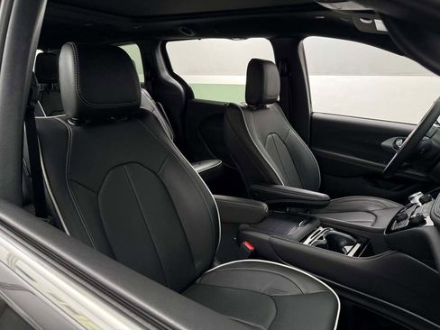 New 2026 Chrysler Pacifica Limited image 18