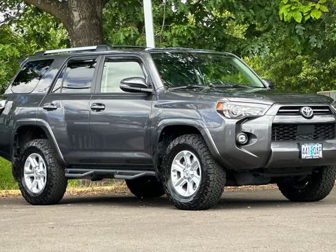 Used 2021 Toyota 4Runner SR5 Premium w/ Moonroof Package AWD/4WD image 9