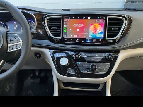Used 2023 Chrysler Pacifica Limited AWD/4WD image 4