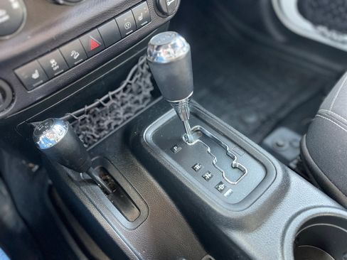 Used 2015 Jeep Wrangler Unlimited Rubicon w/ Connectivity Group image 21