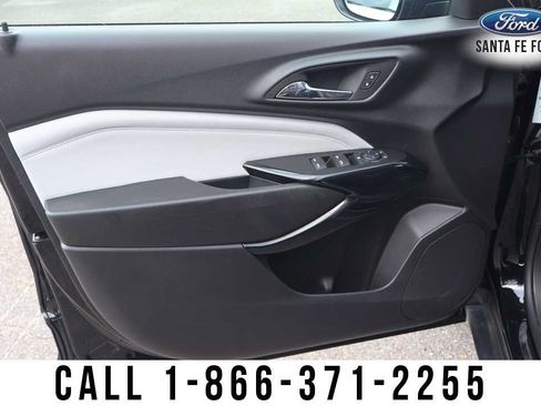 Used 2025 Chevrolet Trax LT w/ LT Convenience Package FWD image 10