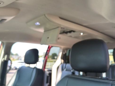Used 2014 Chrysler Town & Country Touring FWD image 17