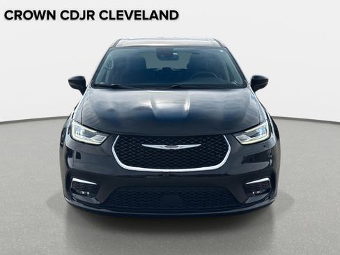 Used 2024 Chrysler Pacifica Touring-L image 9