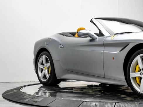 Used 2016 Ferrari California T image 28