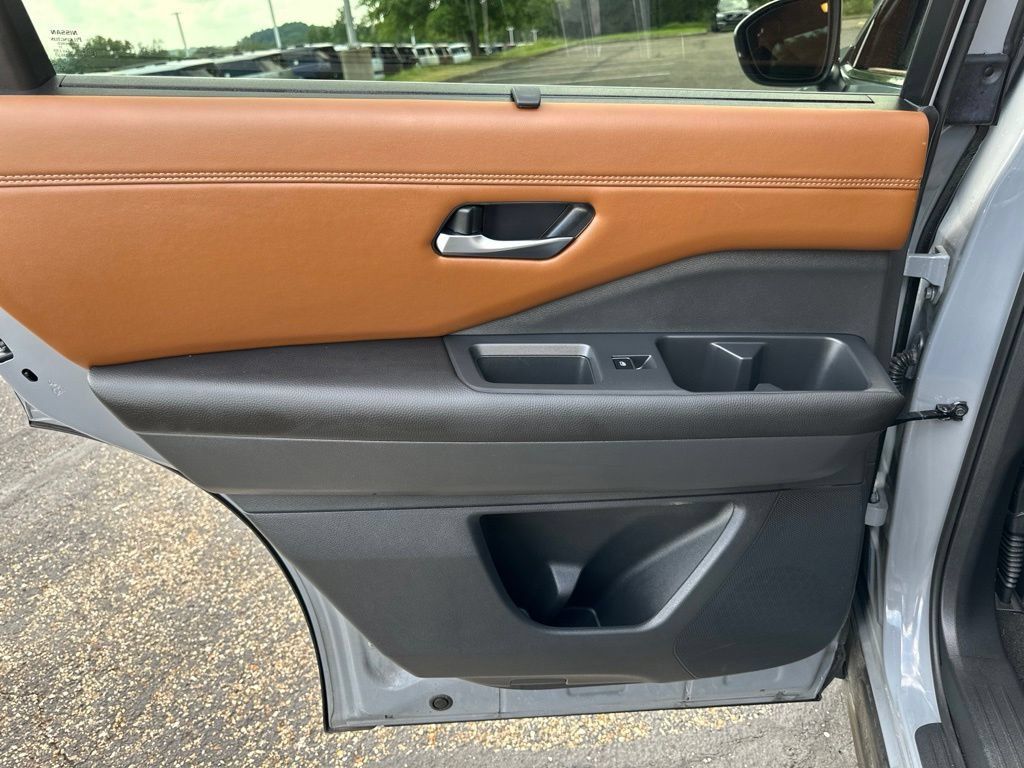 Used 2023 Nissan Pathfinder Platinum AWD/4WD image 38