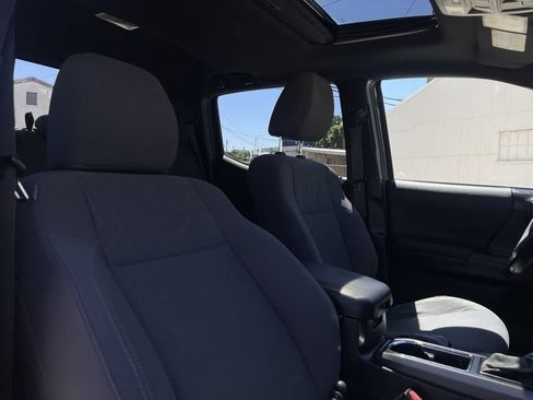 Used 2017 Toyota Tacoma TRD Off-Road AWD/4WD image 39