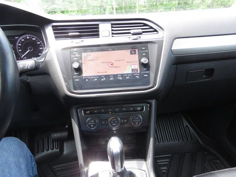 Used 2019 Volkswagen Tiguan SEL AWD/4WD image 27