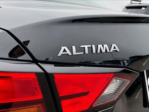 Used 2025 Nissan Altima 2.5 SV image 9