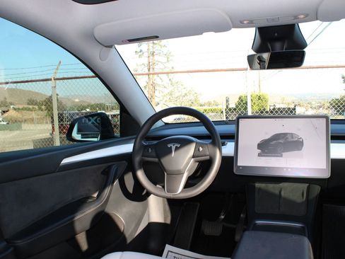 Used 2024 Tesla Model Y 2WD image 28