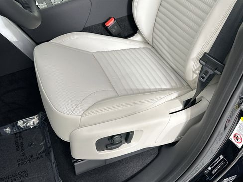 Used 2025 Land Rover Discovery S image 17