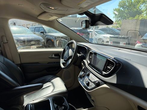Used 2022 Chrysler Pacifica Touring-L FWD image 14