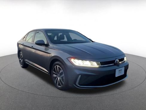 Used 2025 Volkswagen Jetta SE image 3