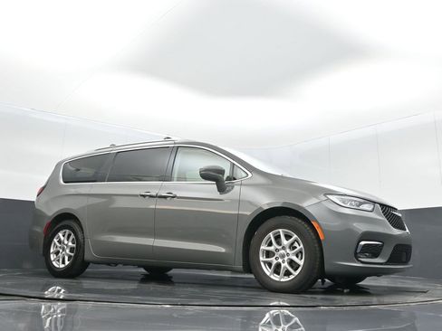 Used 2021 Chrysler Pacifica Touring-L image 26