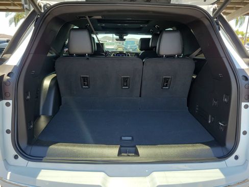 Used 2023 Chevrolet Traverse High Country FWD image 28