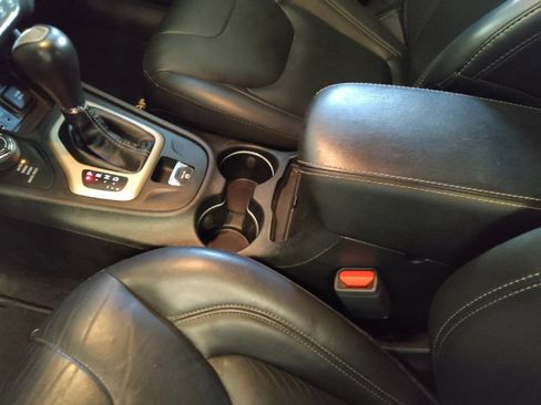 Used 2018 Jeep Cherokee Limited AWD/4WD image 26