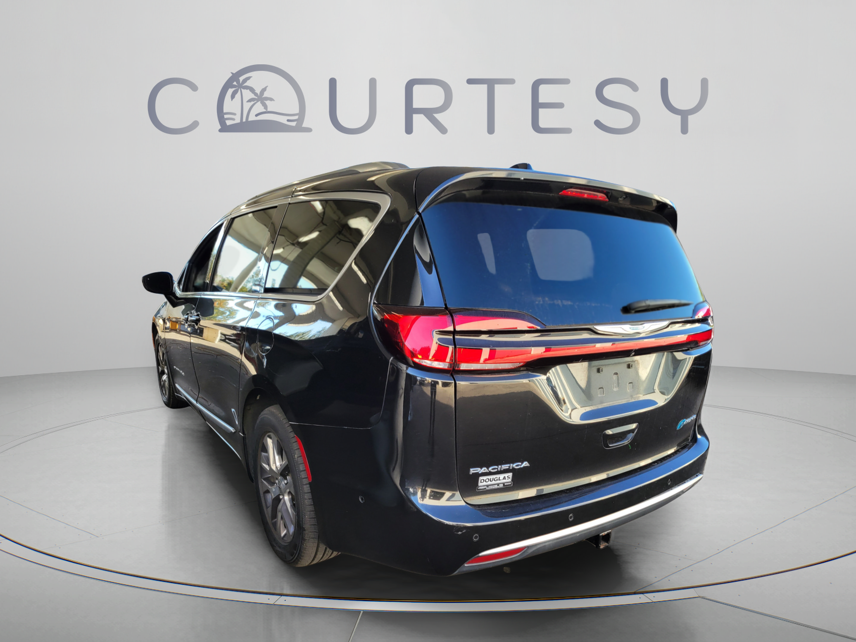 Used 2021 Chrysler Pacifica Pinnacle FWD image 2