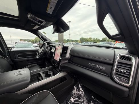 Used 2025 RAM 2500 Laramie AWD/4WD image 17