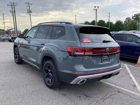 Used 2025 Volkswagen Atlas Peak Edition SE AWD/4WD image 3