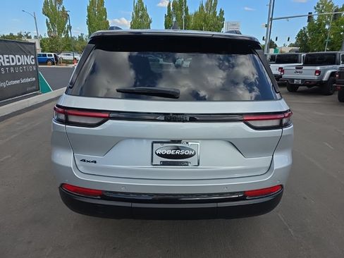Used 2024 Jeep Grand Cherokee Altitude AWD/4WD image 4
