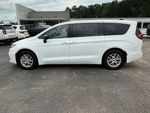 Used 2024 Chrysler Pacifica Touring-L FWD image 1