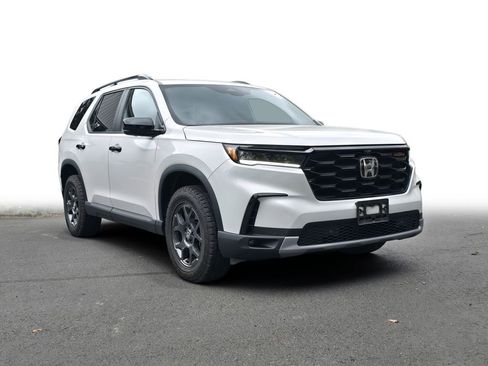 Used 2024 Honda Pilot TrailSport image 1