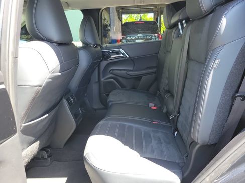 Used 2024 Mitsubishi Outlander SE Black Edition FWD image 13