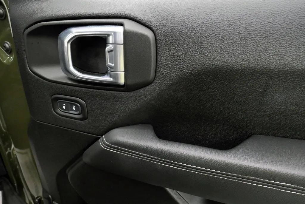 Used 2022 Jeep Wrangler Unlimited Sahara AWD/4WD image 16