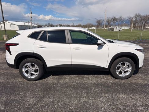 Used 2024 Chevrolet Trax LS w/ LS Convenience Package FWD image 9
