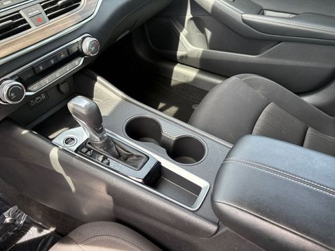 Used 2025 Nissan Altima 2.5 SV FWD image 41