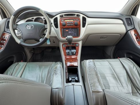 Used 2004 Toyota Highlander Limited w/ Towing Prep Pkg FWD image 4