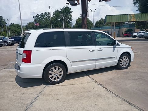 Used 2016 Chrysler Town & Country Touring FWD image 34