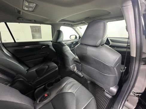 Used 2023 Toyota Highlander Limited image 13
