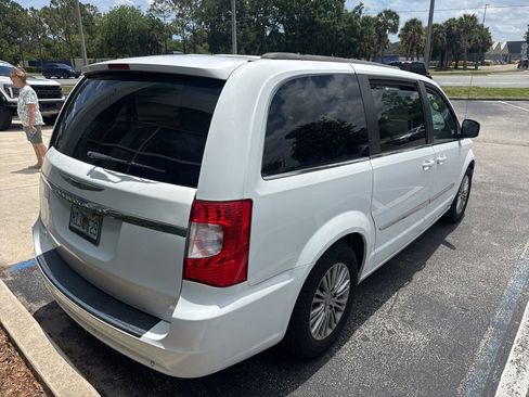 Used 2014 Chrysler Town & Country Touring-L FWD image 9