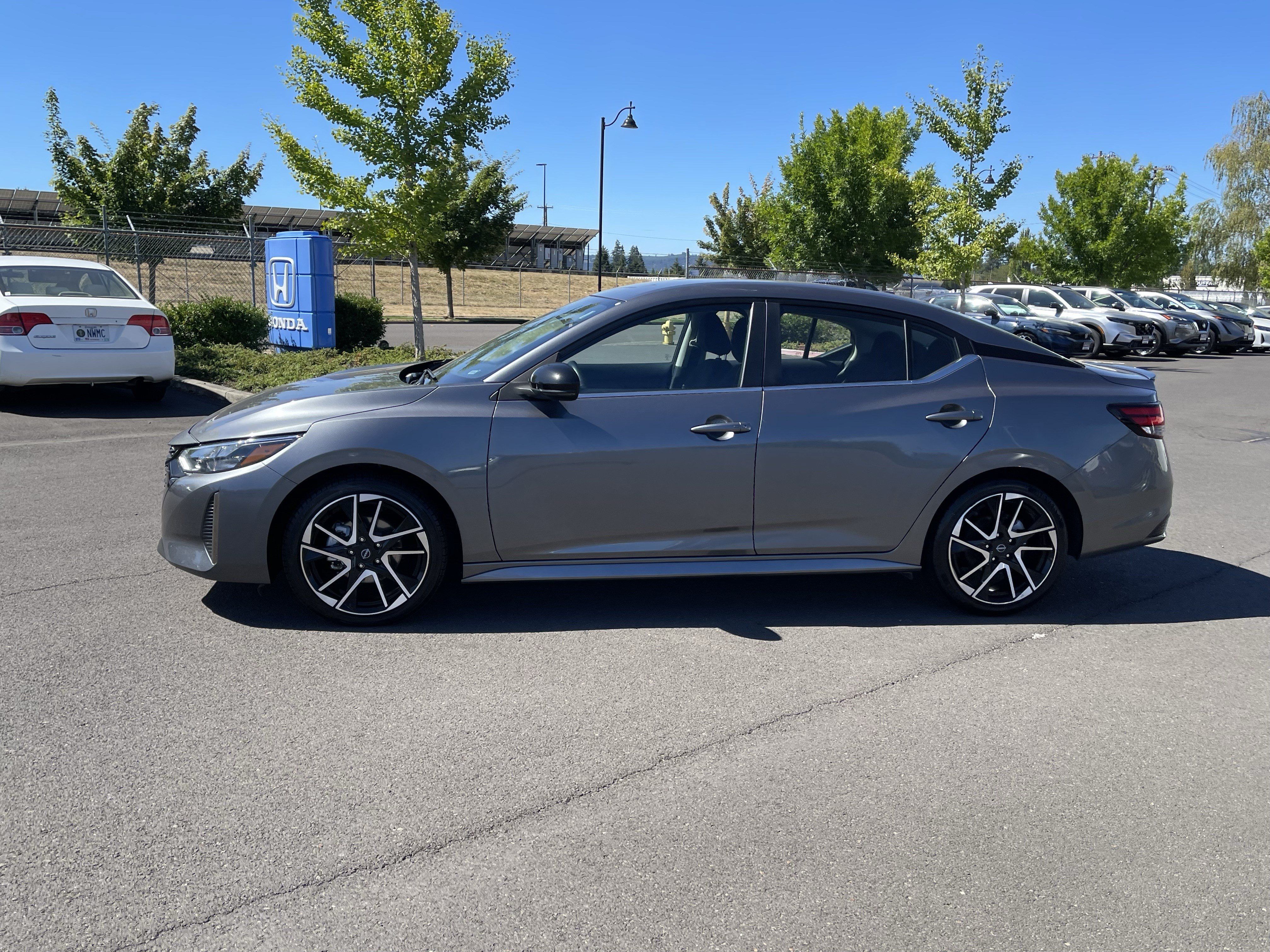Used 2025 Nissan Sentra SR FWD image 2