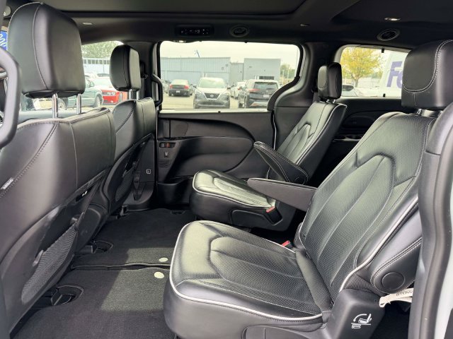 Used 2025 Chrysler Pacifica Limited FWD image 13