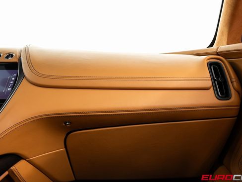 Used 2022 Aston Martin DBX image 31