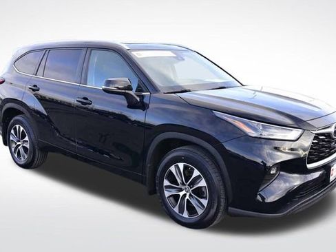 Certified 2023 Toyota Highlander XLE image 6