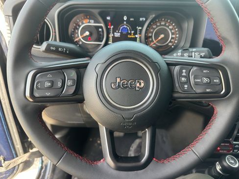 Used 2025 Jeep Wrangler Unlimited Rubicon image 23