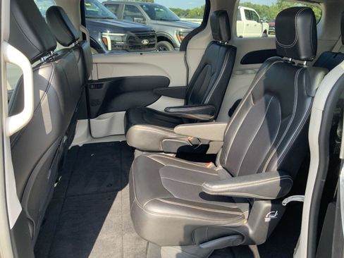 Used 2023 Chrysler Pacifica Touring-L FWD image 48