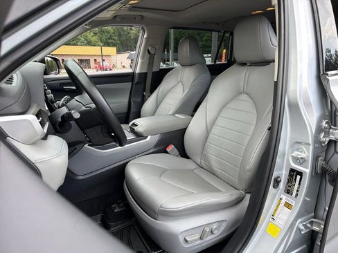 Used 2020 Toyota Highlander XLE FWD image 18