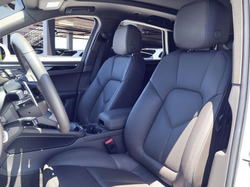 Certified 2026 Porsche Macan AWD/4WD image 5