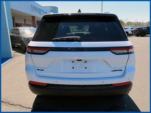 Used 2023 Jeep Grand Cherokee Limited w/ Black Appearance Package AWD/4WD image 6