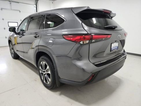 Used 2022 Toyota Highlander XLE AWD/4WD image 12