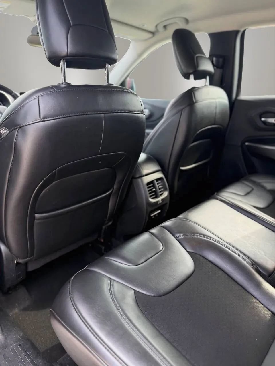 Used 2019 Jeep Cherokee Latitude Plus w/ Cold Weather Group AWD/4WD image 17