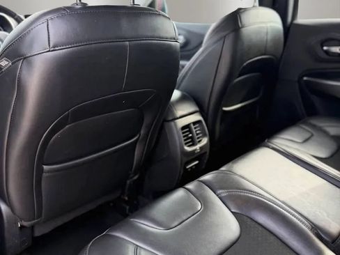 Used 2019 Jeep Cherokee Latitude Plus w/ Cold Weather Group AWD/4WD image 17