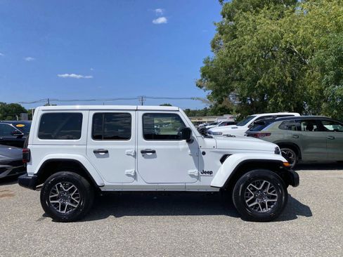 Certified 2025 Jeep Wrangler Unlimited Sahara AWD/4WD image 2